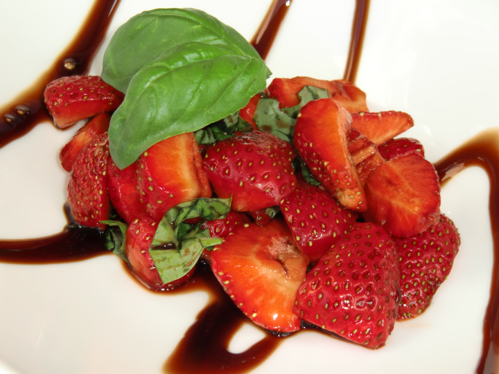 Rezeptbild: Erdbeeren mit Balsamico und Basilikum